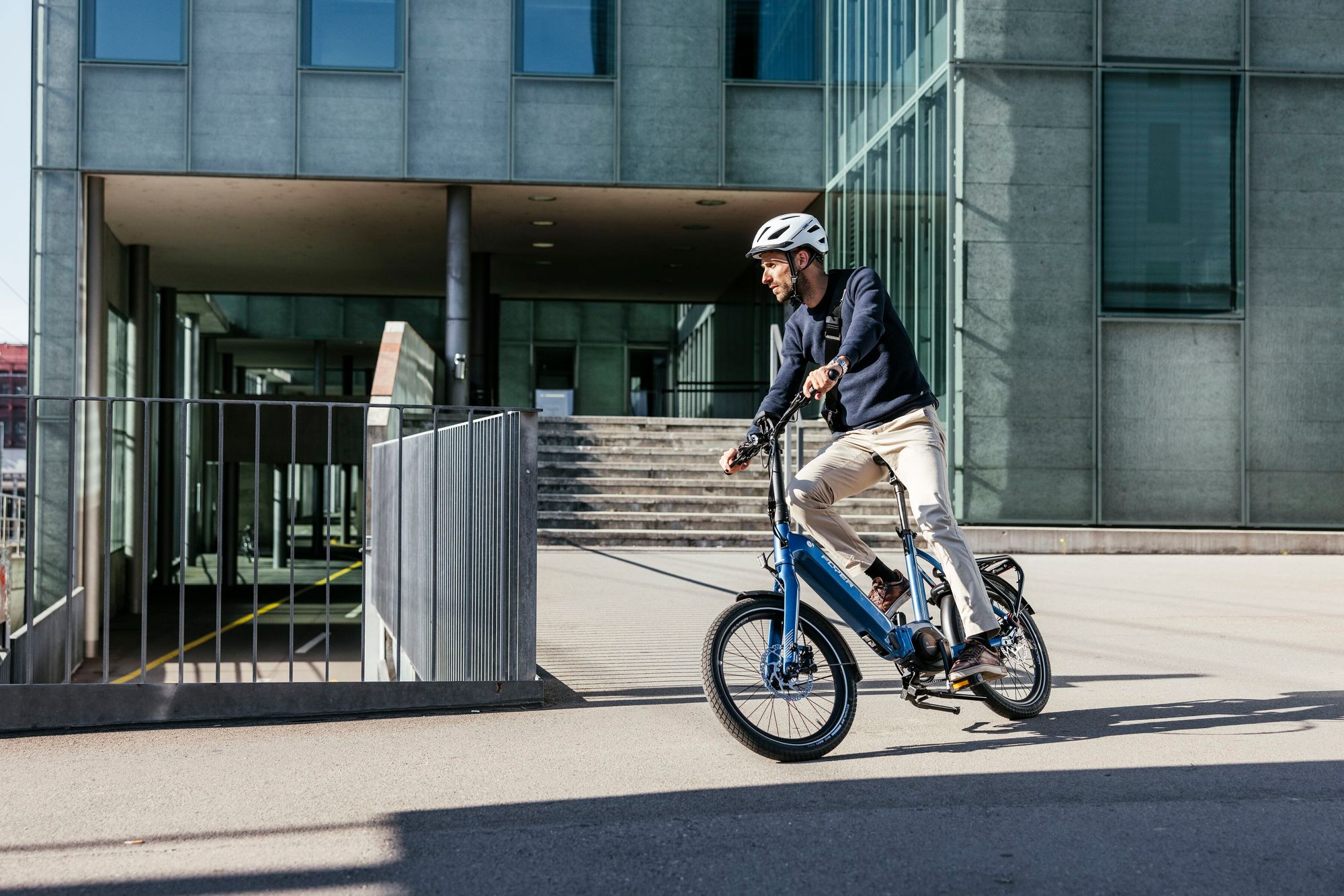 Online-Upstreet2-Basel-1383-TFYZZUF20L4900838-E-Bike-Flyer-Upstreet2-7-43-Comfort-44-cm-5GPerf--500-Wh-20--Blue-White-RIEMEN-111849-NEW-25609-E-Bike-Flyer-Upstreet2-5-40-Comfort-44-cm-5G